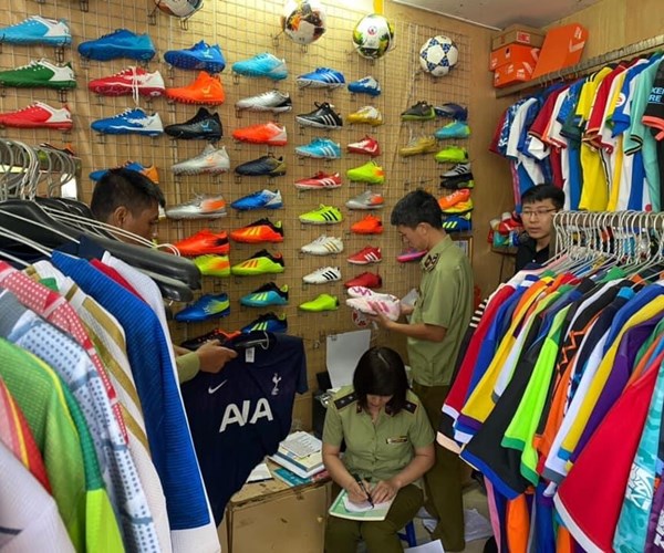 Hà Nội: Thu giữ lượng lớn sản phẩm 'nhái' nhãn hiệu ADIDAS - Anh 1