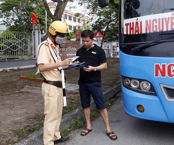 Nửa tháng tổng kiểm soát, xử lý gần 10.000 lái xe vi phạm nồng độ cồn - Anh 1