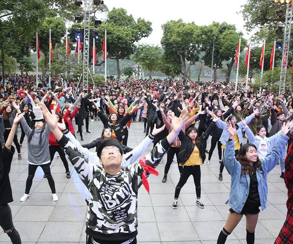 Hà Nội sôi động đón năm mới - Anh 4