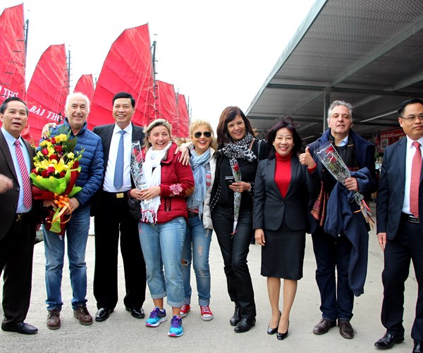 QUẢNG NINH: Chỉ trong 3 ngày đón gần 34.000 lượt du khách thăm vịnh Hạ Long - Anh 1