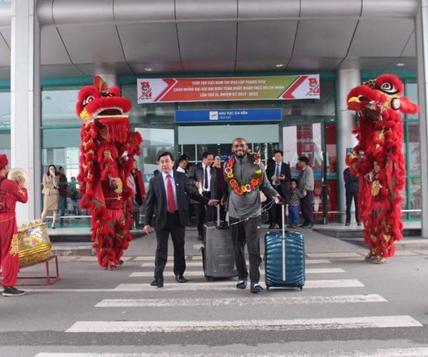 THỪA THIÊN HUẾ: Khách “xông đất” bằng đường hàng không - Anh 1