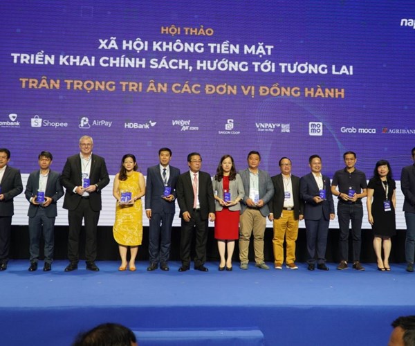 Câu chuyện doanh nghiệp thúc đẩy không dùng tiền mặt: dễ mà không dễ - Anh 2