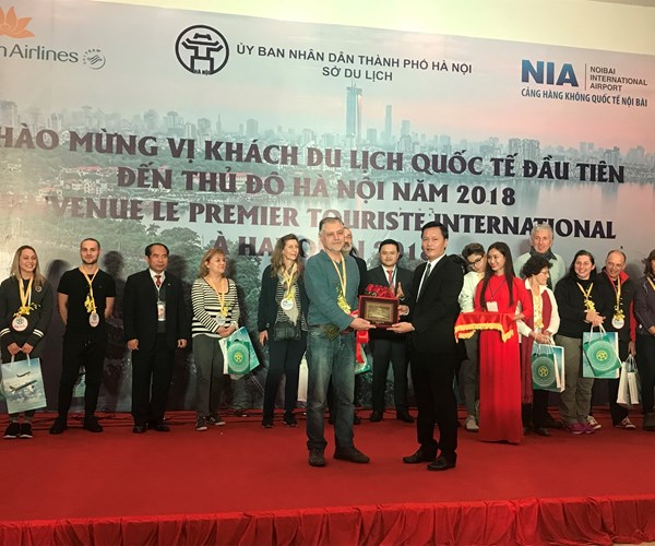Du khách Pháp “mở hàng” du lịch Hà Nội - Anh 1