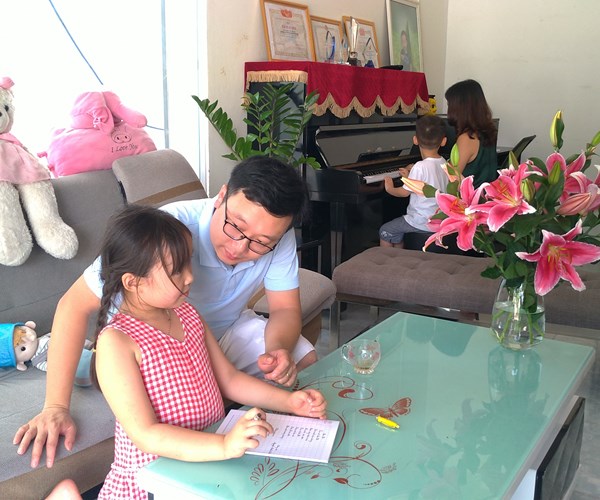 Hôn nhân không phải là 1+1=2 mà là 0,5+0,5=1 - Anh 2