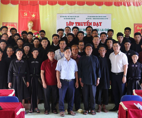 Bo VHTTDL: To chuc truyen day van hoa phi vat the cho dan toc La Chi va Phu La - Anh 1