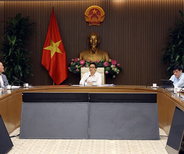 Chuyên gia quốc tế khuyến cáo việc mở cửa trở lại - Anh 1