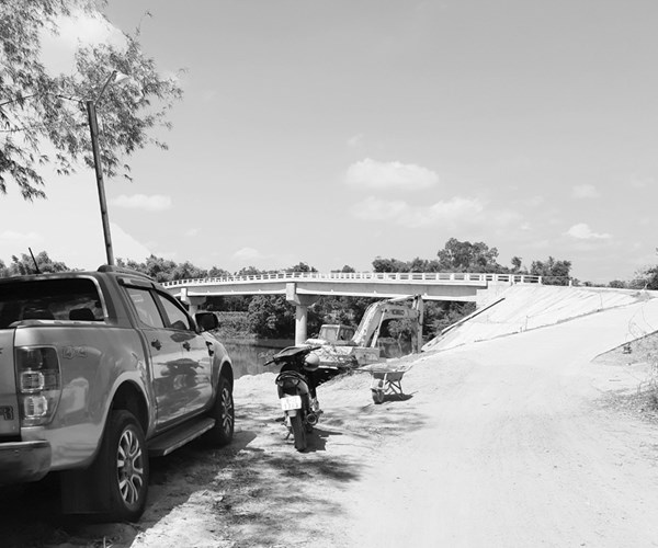 Xây cầu hơn 10 tỉ đồng, dân có dám đi? - Anh 1