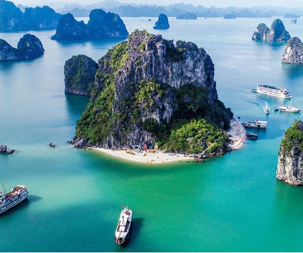 Vịnh Hạ Long được bình chọn vào tốp 50 kỳ quan du lịch thiên nhiên thế giới - Anh 1