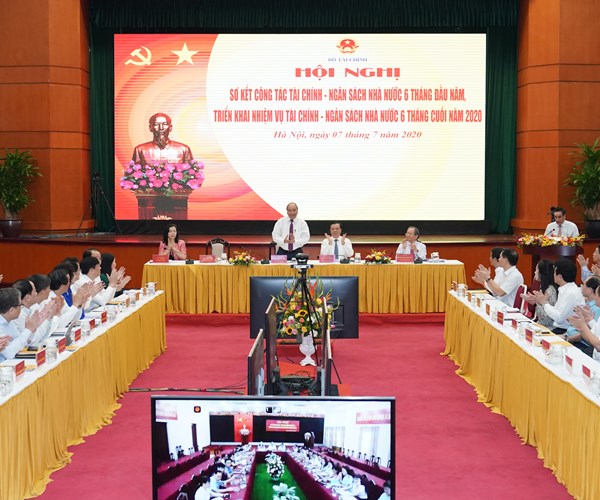 Thủ tướng dự Hội nghị sơ kết 6 tháng ngành tài chính - Anh 1