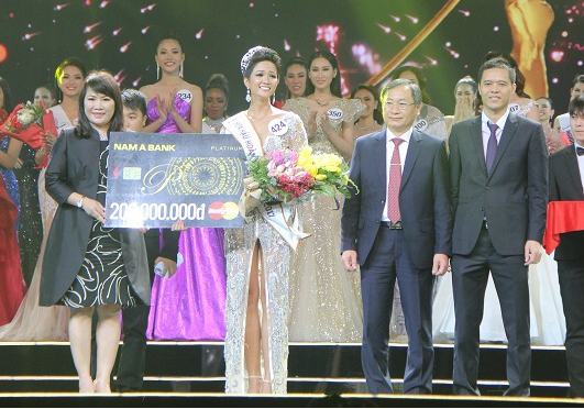 Người đẹp Êđê - H’Hen Niê bất ngờ trở thành Hoa hậu Hoàn vũ năm 2017 - Anh 1