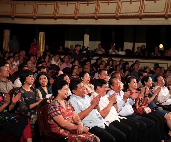 Chủ tịch Quốc hội Nguyễn Thị Kim Ngân xem vở cải lương “Chuyện tình Khau Vai” - Anh 1
