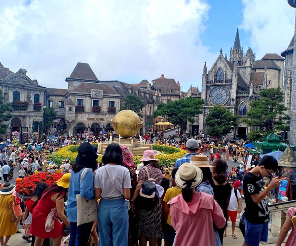 Hà Nội: Tạm dừng tổ chức các chương trình du lịch đến địa phương đang có dịch - Anh 1