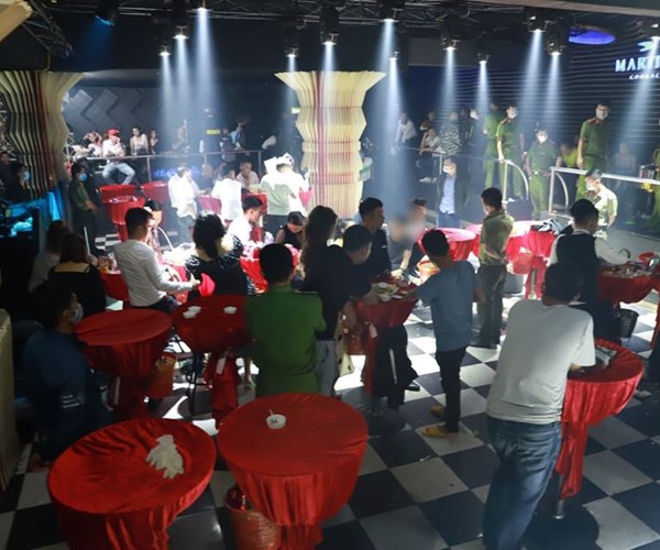 Bất chấp dịch Covid-19, hàng chục người tụ tập chơi ma túy trong quán bar - Anh 2