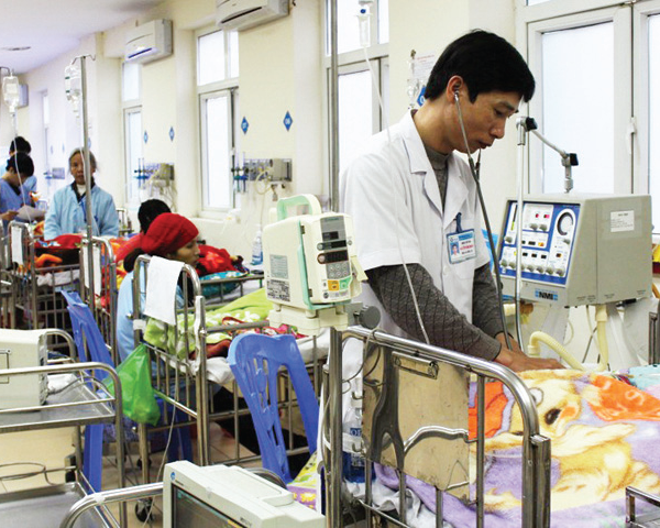 Nghệ An: Trẻ bị bệnh về đường hô hấp tăng do trời rét đậm - Anh 1