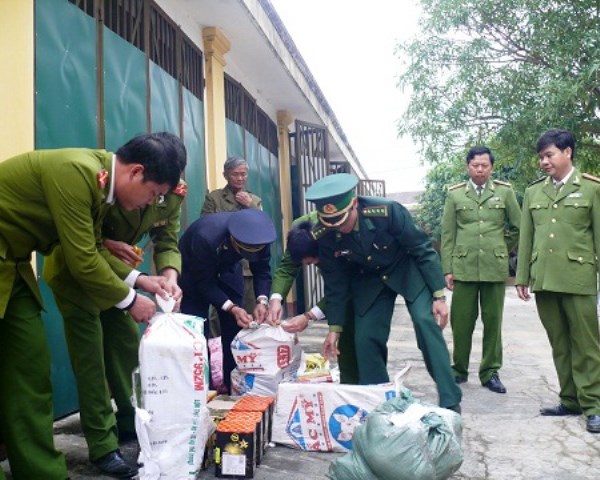 Báo động tình trạng buôn bán pháo nổ cuối năm - Anh 1