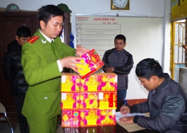 Báo động tình trạng buôn bán pháo nổ cuối năm - Anh 2