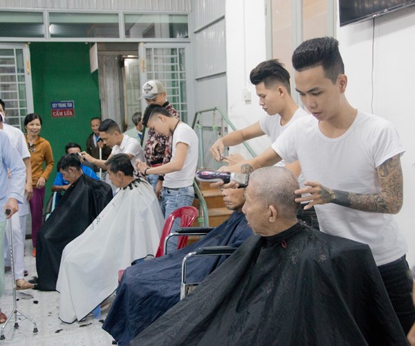 Còn hơn cả việc tử tế - Anh 1