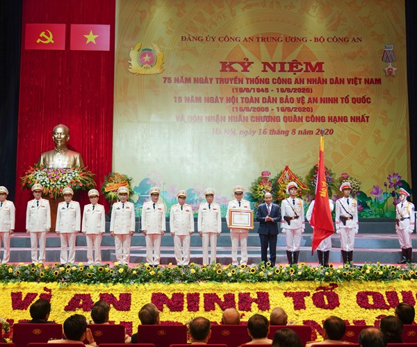 Thủ tướng: Chiến sĩ Công an phải là niềm tin, chỗ dựa vững chắc của nhân dân lúc gian nguy - Anh 3