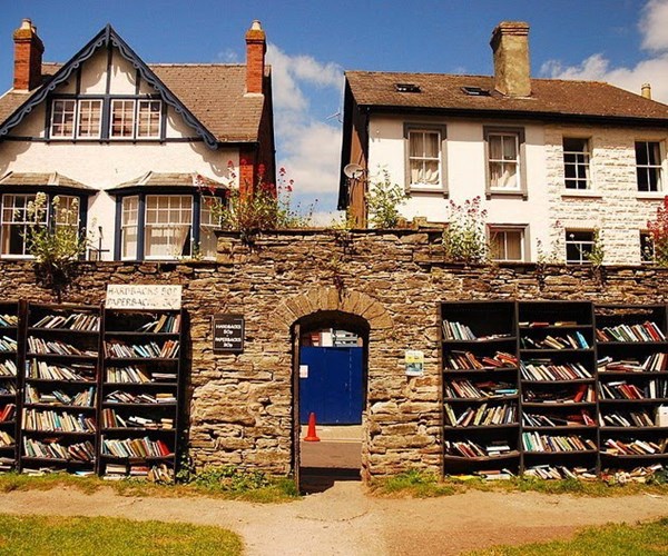 Thị trấn sách có một không hai trên thế giới - Anh 2