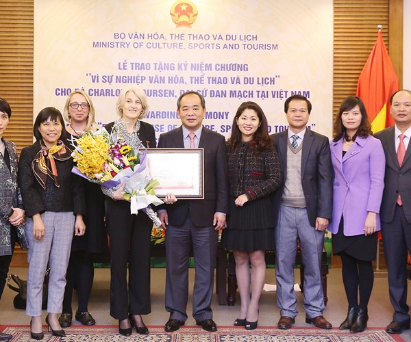 Trao Kỷ niệm chương “Vì sự nghiệp VHTTDL” cho Đại sứ Đan Mạch tại Việt Nam - Anh 1