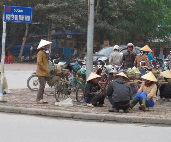 “Cửu vạn” co ro chờ việc - Anh 1