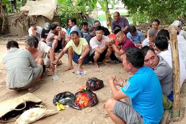 Công an đột kích sới gà, bắt giữ 27 đối tượng - Anh 1