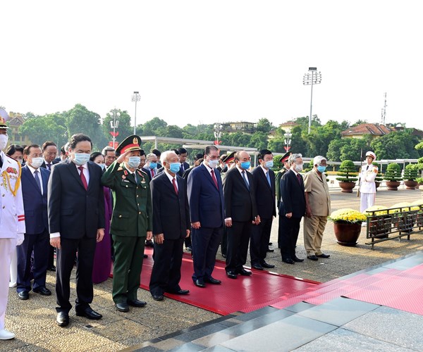 Lãnh đạo Đảng, Nhà nước vào Lăng viếng Chủ tịch Hồ Chí Minh - Anh 2