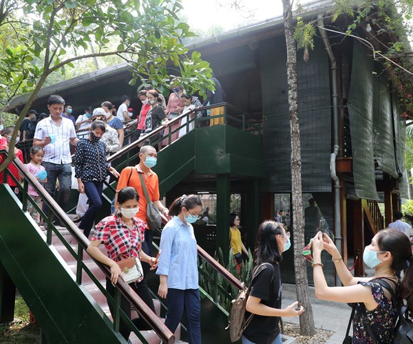 Hang van luot khach vao Lang vieng Bac, tham Khu Di tich Chu tich Ho Chi Minh - Anh 7