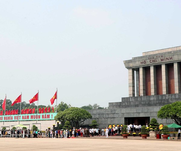 Hang van luot khach vao Lang vieng Bac, tham Khu Di tich Chu tich Ho Chi Minh - Anh 1