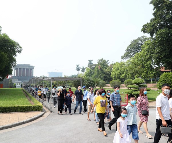 Hang van luot khach vao Lang vieng Bac, tham Khu Di tich Chu tich Ho Chi Minh - Anh 2