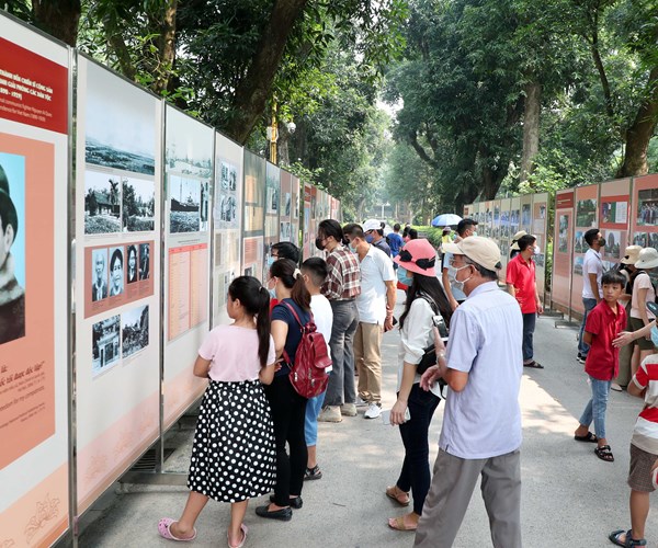 Hang van luot khach vao Lang vieng Bac, tham Khu Di tich Chu tich Ho Chi Minh - Anh 3