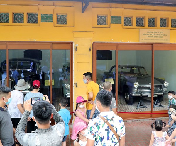 Hang van luot khach vao Lang vieng Bac, tham Khu Di tich Chu tich Ho Chi Minh - Anh 4