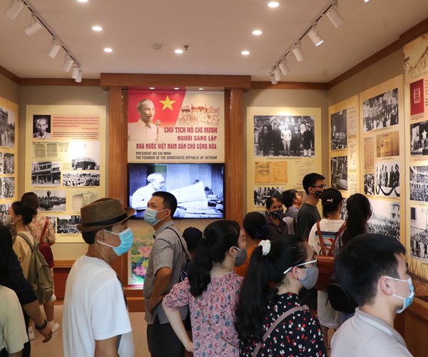 Hang van luot khach vao Lang vieng Bac, tham Khu Di tich Chu tich Ho Chi Minh - Anh 5