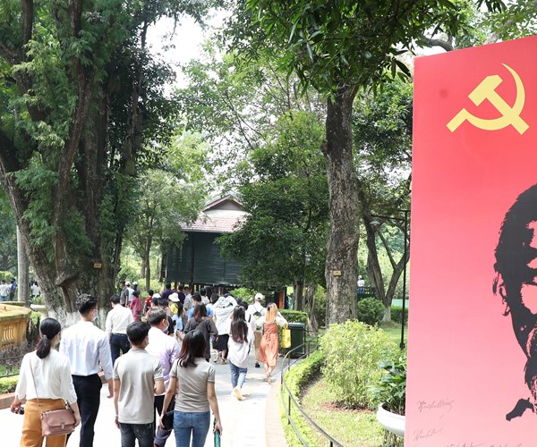 Hang van luot khach vao Lang vieng Bac, tham Khu Di tich Chu tich Ho Chi Minh - Anh 6