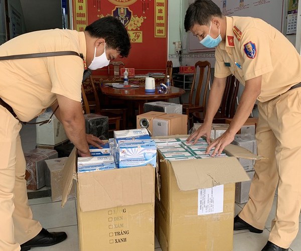 Bắt giữ 5.000 chiếc khẩu trang y tế và nhiều hàng hóa khác không hóa đơn - Anh 1