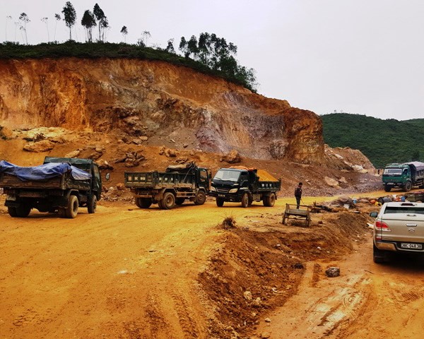 Hà Tĩnh: Dân bức xúc, chính quyền khoanh tay? - Anh 1