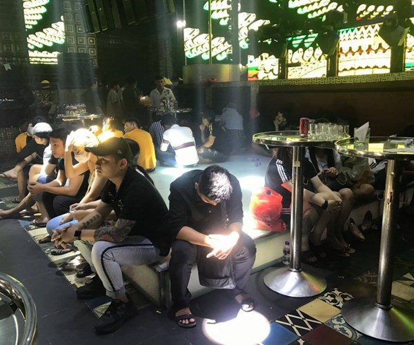 Đột kích quán bar ở Tiền Giang, phát hiện hơn 100 người dương tính ma tuý - Anh 1
