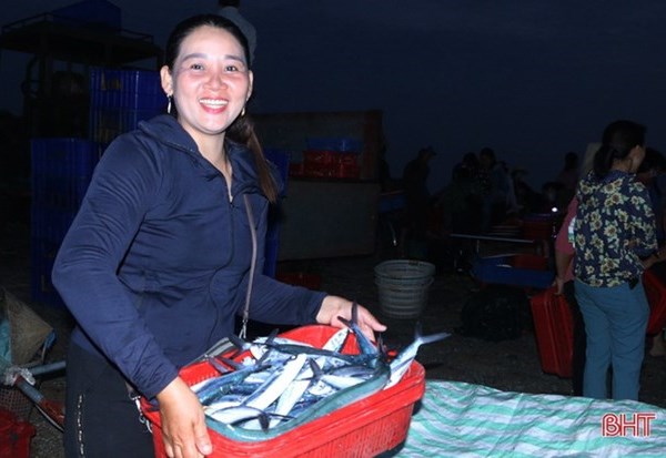 Về Hà Tĩnh, đi chợ cá độc đáo Cồn Gò, ngắm bình minh - Anh 1