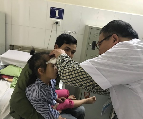 Trẻ bị chấn thương mắt do cha mẹ quá lơ là - Anh 1