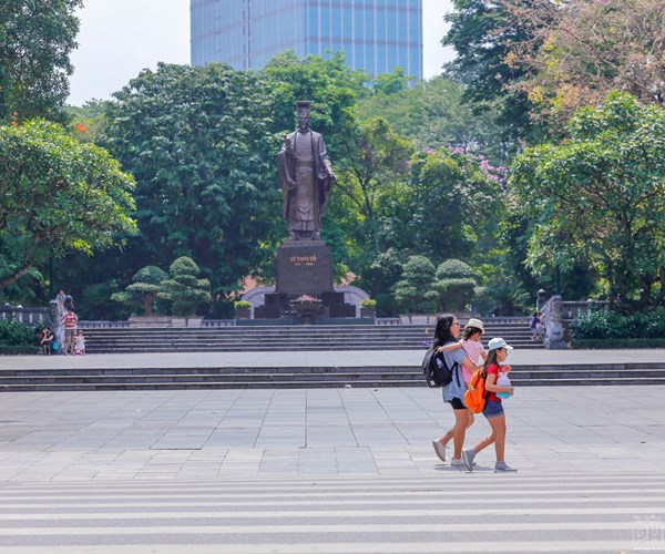 Tới phố đi bộ Hồ Gươm phải ăn mặc lịch sự, không nói tục - Anh 1