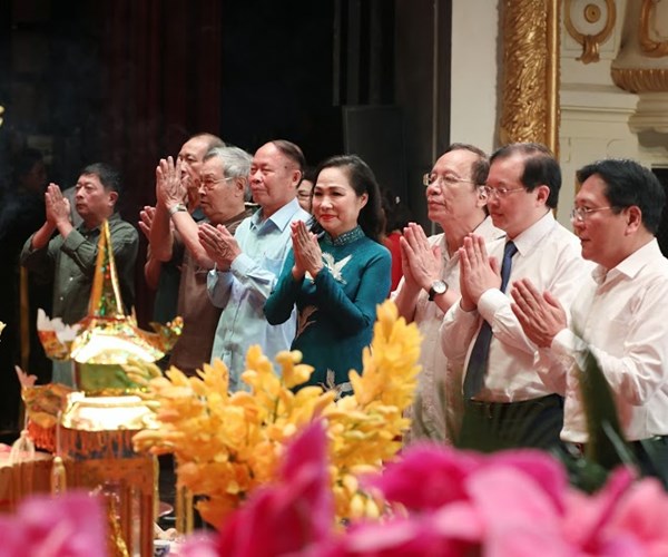 Đông đảo các thế hệ nghệ sĩ dự Lễ Giỗ tổ sân khấu dân tộc - Anh 2