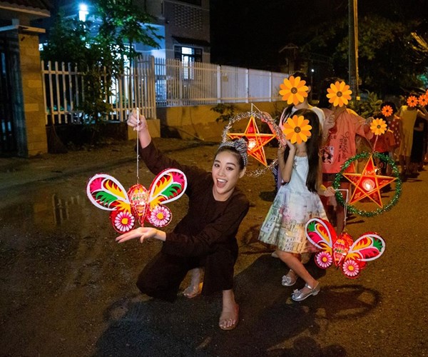 Hoa hậu Hoàn vũ Việt Nam tổ chức Trung Thu cho trẻ em gái thiệt thòi - Anh 1