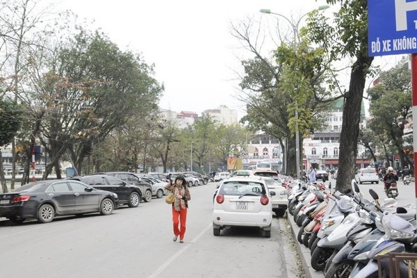 Hà Nội: “Mập mờ” phí trông giữ ô tô - Anh 1