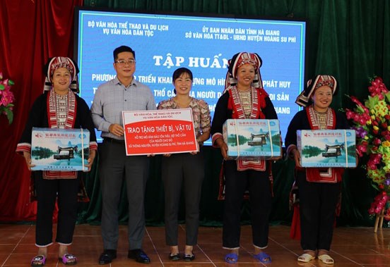 Khơi dậy nghề thêu, dệt thổ cẩm của người Dao Đỏ tại Hà Giang - Anh 1