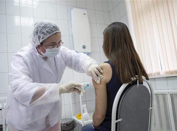 Nga bắt đầu tiêm vaccine Sputnik V mũi thứ 2 cho những người thử nghiệm - Anh 1
