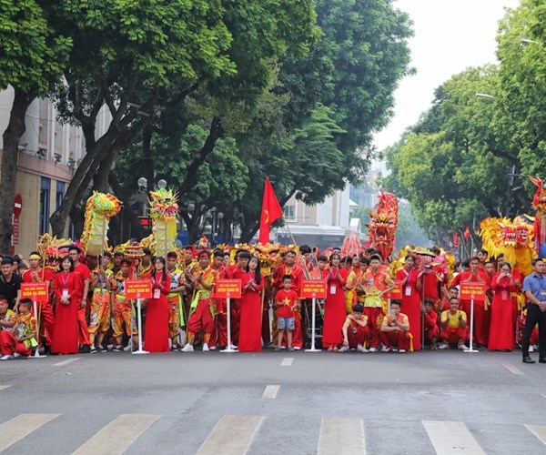 Người dân Thủ đô mãn nhãn với những màn trình diễn múa rồng ngoạn mục - Anh 4