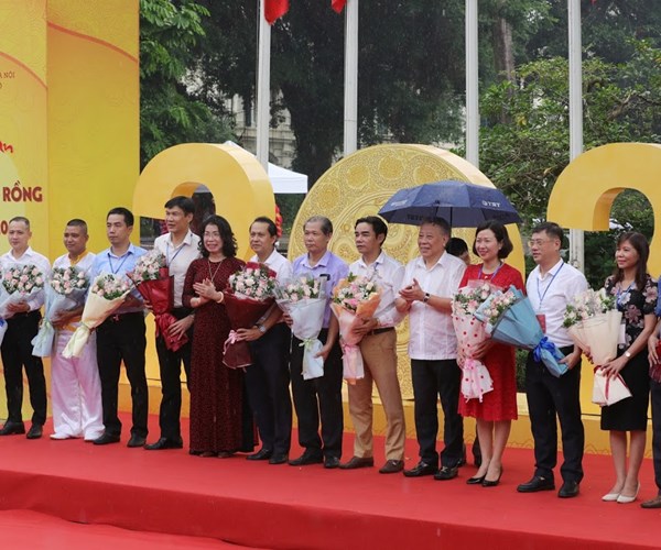 Người dân Thủ đô mãn nhãn với những màn trình diễn múa rồng ngoạn mục - Anh 1
