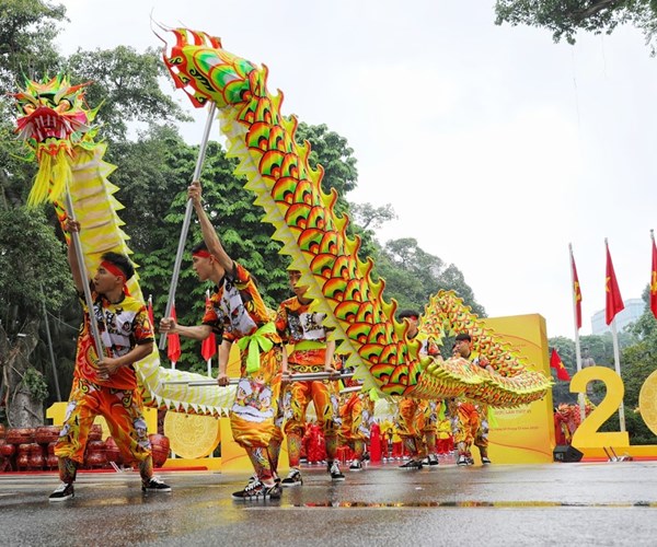 Người dân Thủ đô mãn nhãn với những màn trình diễn múa rồng ngoạn mục - Anh 3