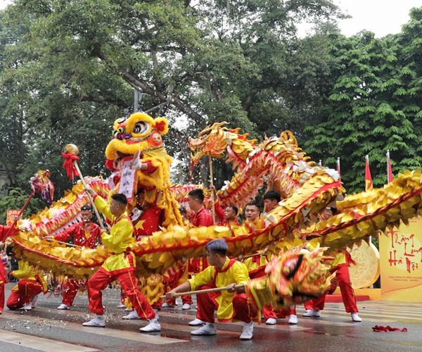 Người dân Thủ đô mãn nhãn với những màn trình diễn múa rồng ngoạn mục - Anh 2