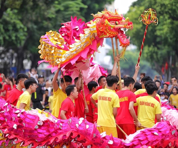 Người dân Thủ đô mãn nhãn với những màn trình diễn múa rồng ngoạn mục - Anh 6